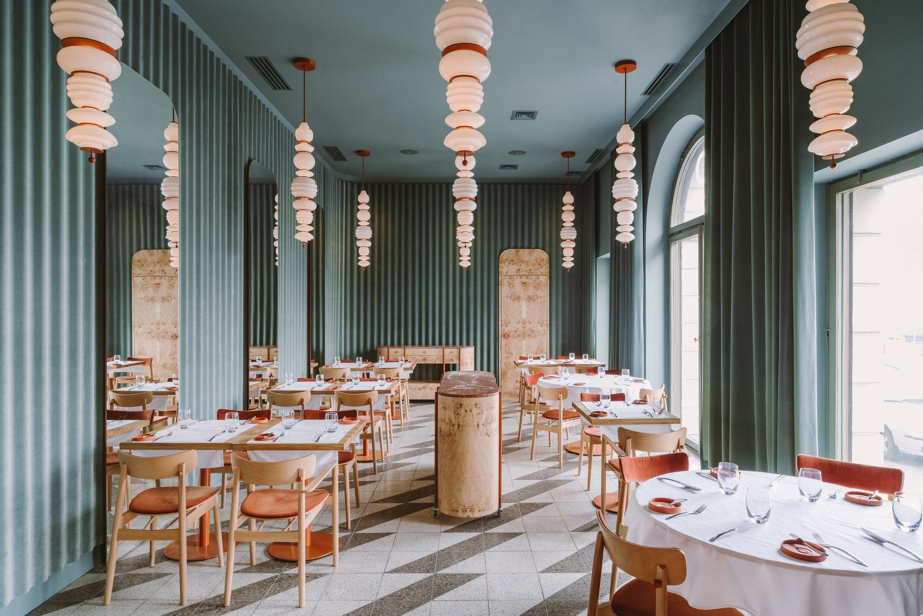 Eleganckie wnętrze restauracji Urban Harvest Table